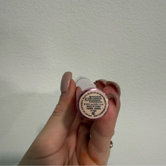 Makeup Revolution Beauty Bright Light Highlighter Pen in Strobe Champagne - Picture 3 of 6